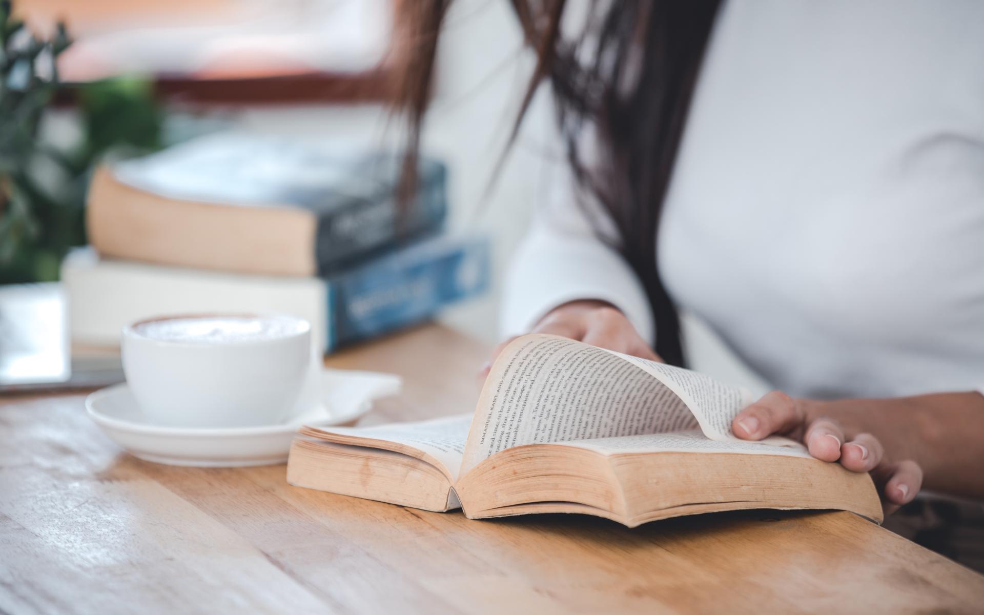 Lesende Frau mit Kaffee