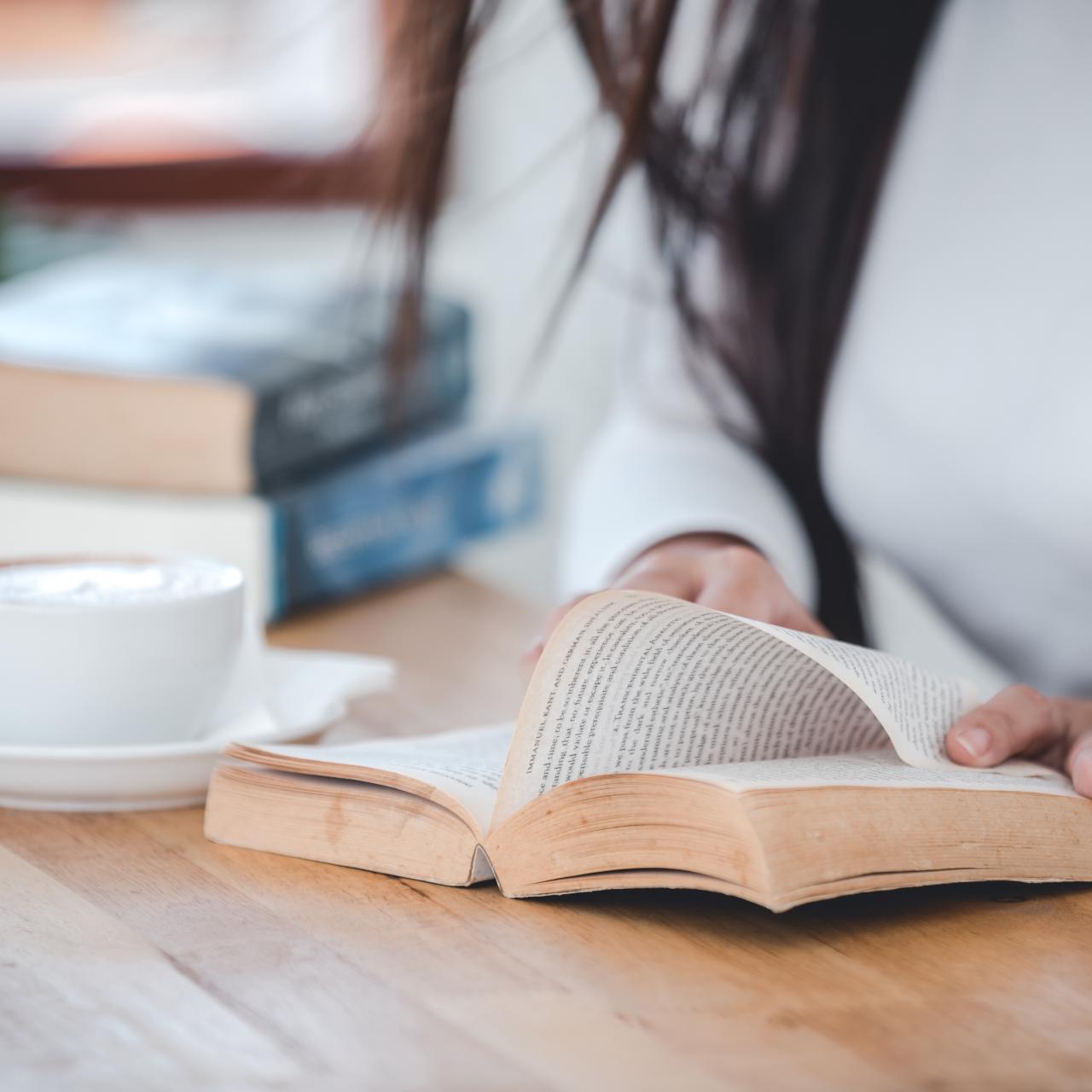 Lesende Frau mit Kaffee